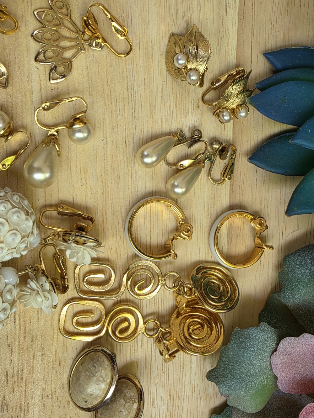 8 Pr Vintage Gold Tone Clip On Earrings Lot: Pearl, Hong Kong, Statement